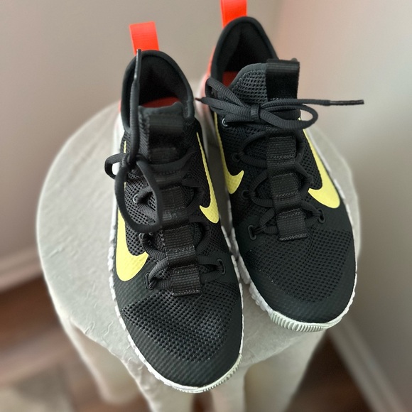 NIKE Colorway: Dark Smoke Grey/Bright Mango/Barely/Green/Light Zitron size 8.5 - Picture 8 of 13